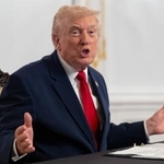 　米フロリダ州で記者団を前に話すトランプ大統領＝２７日（ＡＰ＝共同）