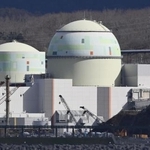 　北海道泊村の北海道電力泊原発３号機（右）＝４月