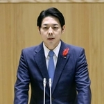 　北海道議会で北海道電力泊原発３号機の再稼働について答弁する鈴木直道知事＝２８日午後１時４３分