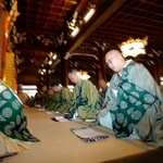 　「坂東曲」の法要で、体を揺らしながら念仏を唱える僧侶たち＝２８日午前、京都市下京区の東本願寺