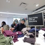 　年末商戦で買い物に訪れた消費者＝２７日、米ニューヨーク（ロイター＝共同）