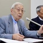 　米国での活動について記者会見する被団協代表理事の田中聡司さん＝２８日午前、広島市役所