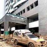 　洪水で浸水後に水が引き始めたタイ南部ハジャイの病院＝２８日（ハジャイ病院提供・共同）