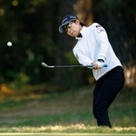 　第２日、３番でアプローチショットを放つ穴井詩。通算６アンダーで首位＝宮崎ＣＣ