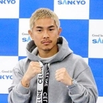 　記者会見後に撮影に応じる井岡一翔＝２８日、東京都目黒区の志成ジム