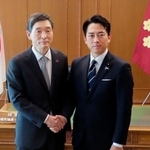 　韓国の李赫駐日大使（左）と面会する小泉防衛相＝２８日午前、防衛省