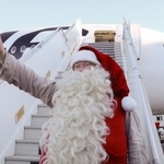 　北欧フィンランドから日本に到着し、飛行機から降りてきたサンタクロース＝２８日午後、成田空港