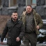 　ウクライナのゼレンスキー大統領（左）とイエルマーク大統領府長官＝２０２４年１月、キーウ（ロイター＝共同）