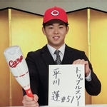 　広島に入団が決まった仙台大の平川蓮外野手＝２８日、札幌市