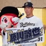 　オリックスの新入団発表記者会見で抱負を語る藤川敦也投手＝２８日、大阪市