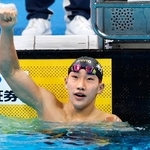 　男子１００メートル平泳ぎで優勝し、ガッツポーズする大橋信＝東京アクアティクスセンター