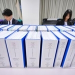　２０２４年分の政治資金収支報告書をチェックする職員＝２６日、総務省