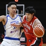 　日本-台湾　第１クオーター、攻め込む渡辺雄（右）＝ジーライオンアリーナ神戸