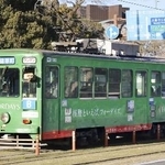 　熊本市内を走行する市営の路面電車＝２０２３年１月