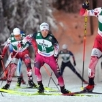 　Ｗ杯複合男子個人第１戦　後半距離で力走する渡部暁斗（中央）＝ルカ（共同）