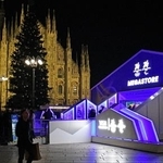 　ミラノの大聖堂前広場にオープンしたミラノ・コルティナ五輪・パラリンピックのメガストア＝２８日（共同）