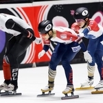 　男子５０００メートルリレー予選　宮田将吾（右）からタッチを受ける吉永一貴＝ドルドレヒト（共同）