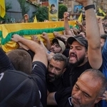 　イスラエル軍に殺害されたヒズボラ幹部の葬儀に参列した支持者ら＝２４日、レバノン・ベイルート（ゲッティ＝共同）