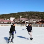 　屋外スケート場としては国内最南端の「えびの高原アイススケート場」で今季初滑りを楽しむスケーター＝２９日午前、宮崎県えびの市