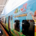 　ＪＲ博多駅でお披露目された特別ラッピング列車「スーパーマリオトレイン」＝２９日午前