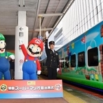 　ＪＲ博多駅で開かれた、特別ラッピング列車「スーパーマリオトレイン」の出発式＝２９日午前