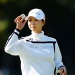 　第３日、１５番でバーディーを奪い、声援に応える金沢志奈。通算６アンダーで首位＝宮崎ＣＣ