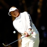 　第３日、１番でアプローチショットを放つ鈴木愛。通算６アンダーで首位＝宮崎ＣＣ