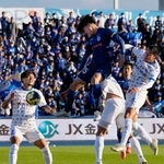 　水戸-大分　後半、ヘディングで先制ゴールを決める水戸・多田（中央上）＝Ｋｓスタ