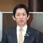 　記者団の取材に応じる自民党の小林政調会長＝２９日午後、甲府市