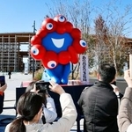 　撤去される前にミャクミャクのモニュメントを撮影する「旅立ちセレモニー」の参加者＝２９日午前、大阪市此花区の夢洲