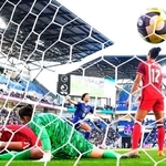 　日本-カナダ　前半、先制ゴールを決め、駆け出す谷川（中央奥）＝ピーススタジアムｂｙＳｏｆｔＢａｎｋ