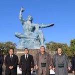　長崎市の平和公園を訪れた（右から）大関安青錦、横綱豊昇龍ら＝２９日午後
