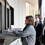 　カネカの高砂工場に申し入れをする「カネミ油症」認定患者の森田安子さん（左）ら＝２９日午前、兵庫県高砂市