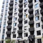 　ロシアの無人機攻撃による被害があった集合住宅＝２９日、ウクライナ首都キーウ近郊（共同）