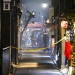 　京都市中京区の繁華街・先斗町の火災現場で活動する消防隊員＝２９日午後８時４１分