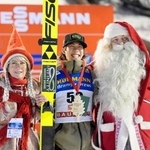 　Ｗ杯ジャンプ男子個人第５戦で２位となり、写真に納まる二階堂蓮（中央）＝ルカ（共同）