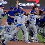 　ブルージェイズを破ってワールドシリーズ制覇を決め、喜ぶドジャースの選手たち＝２日、トロント（ＡＰ＝共同）