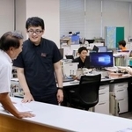 　石川県輪島市役所の窓口で業務する職員ら＝９月