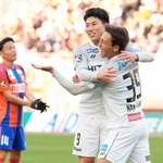 　新潟-柏　後半、ハットトリックを達成し、中川（右）に祝福される柏・細谷＝デンカＳ