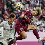 　神戸-ＦＣ東京　後半、ゴールを狙う神戸・大迫（右）＝ノエスタ