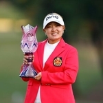 　プレーオフを制して優勝し、トロフィーを手に笑顔の鈴木愛＝宮崎ＣＣ