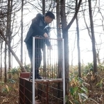 　箱わなのセンサーを点検する太田和哉さん＝１１月２７日、北海道松前町