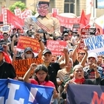 　マニラの繁華街をデモ行進する人々＝３０日（共同）