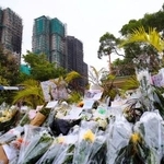 　大規模火災が起きた香港北部の高層住宅群近くに手向けられた花束＝３０日、香港北部・新界地区大埔（共同）