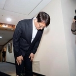 　３０日、ソウルの政府庁舎を訪れ謝罪するクーパンのパク・デジュン社長（聯合＝共同）