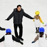 　スケート教室で小学生に指導する高橋大輔さん＝３０日、オーヴィジョンアイスアリーナ福岡