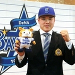 　ＤｅＮＡへ入団を決め記者会見でポーズをとる青学大の小田＝３０日、横浜市