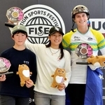 　ＢＭＸフリースタイル・パークのＷ杯最終戦決勝で初優勝した女子の小沢美晴（中央）と２位の吉田実央（左）ら＝３０日、茨城県境町のアーバンスポーツパーク