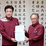 　沖縄県の玉城デニー知事（右）から要望書を受け取る木原官房長官＝３０日午後、沖縄県庁