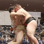 　決勝で大森康弘（左）を寄り倒す鮫島輝。大学１年でアマチュア横綱となった＝両国国技館